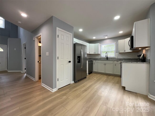 Building Photo - 8733 Canter Post Dr
