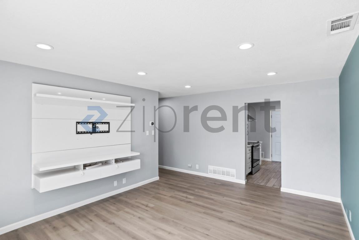Building Photo - Unit