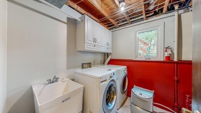 Building Photo - Spacious and Character-filled 5 BR 3 Bath ...
