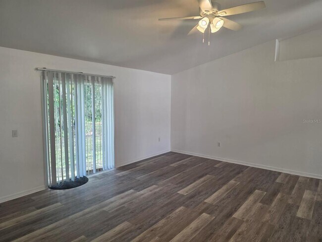 Building Photo - 670 Reindeer Dr
