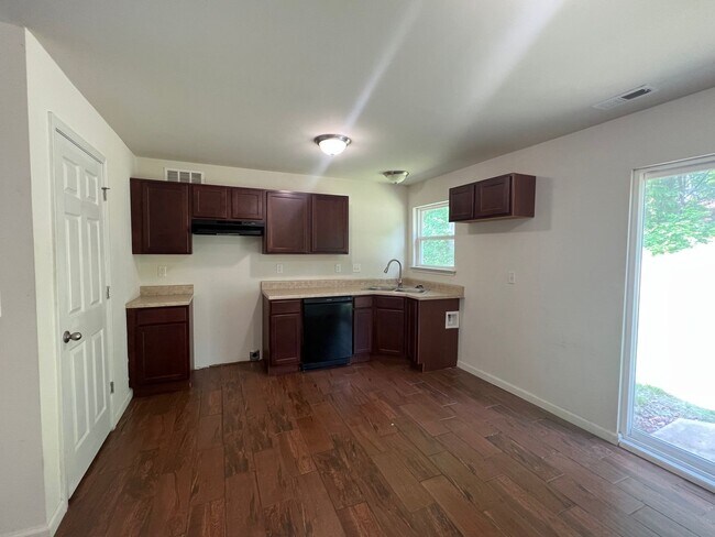 Building Photo - Home on 5 Acres