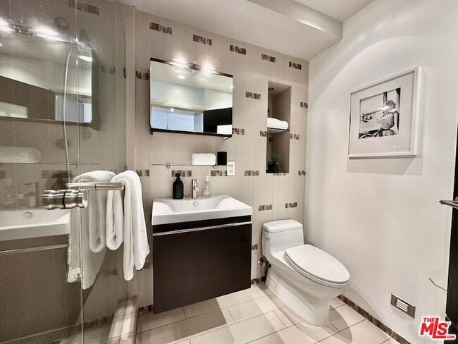 Building Photo - 999 N Doheny Dr