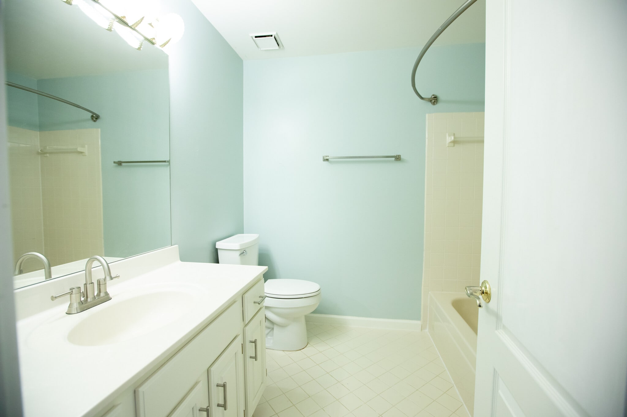 Full bath on 2nd floor - 4006 Dogberry Ln