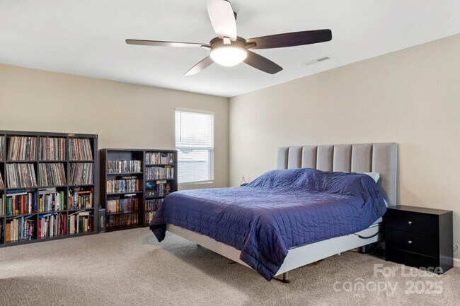 Building Photo - 467 Switch St