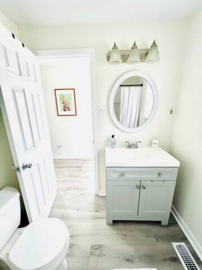 Full Bathroom - 779 McLendon Dr