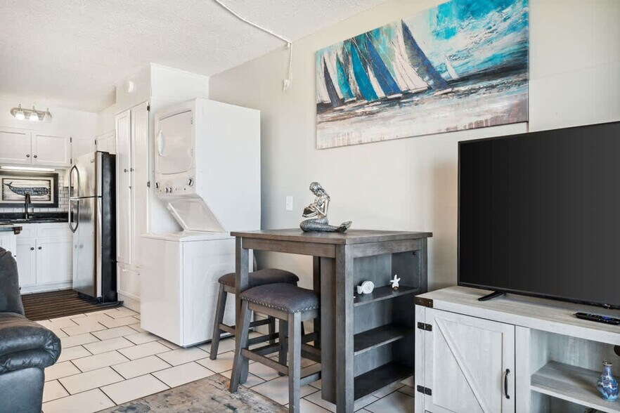 Building Photo - 8743 Thomas Dr