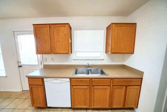 Building Photo - Lovely Home in Gated Universal City Neighb...