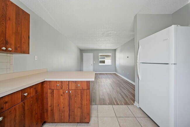 Building Photo - 714 E Floribraska Ave