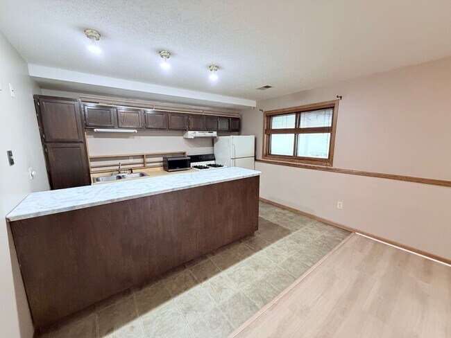 Building Photo - Versatile Oakdale Home Featuring 2 Kitchens, Sun Deck & Mother-in-Law Suite!