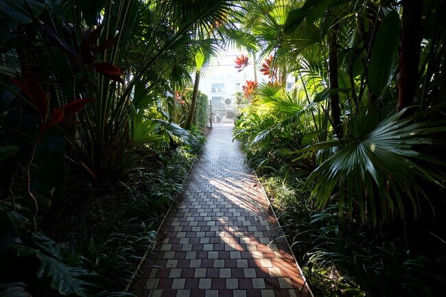 Building Photo - LARGE 1 BEDROOM FULLY FURNISHED IN WATERFR...