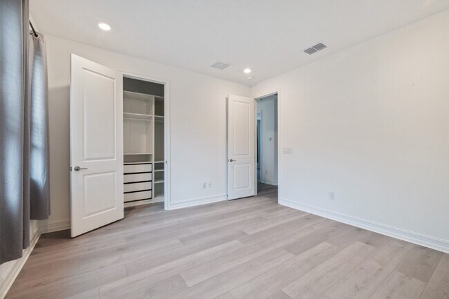 Building Photo - Estancia 3-Bed Retreat in Wesley Chapel wi...
