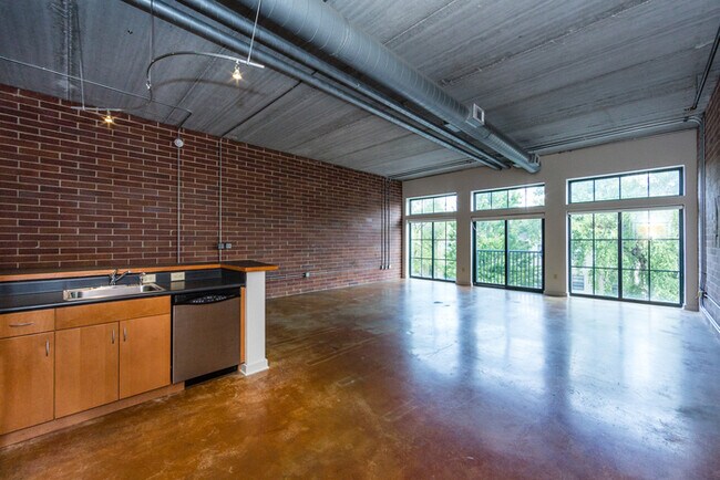 Building Photo - Amazing Industrial Studio at 626 N Graham!