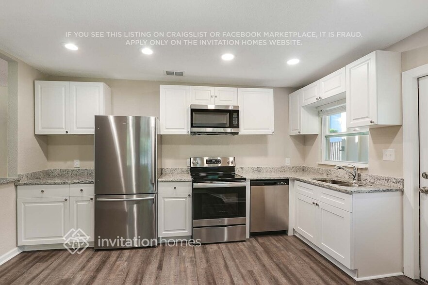 Building Photo - 411 Seffner Valrico Rd