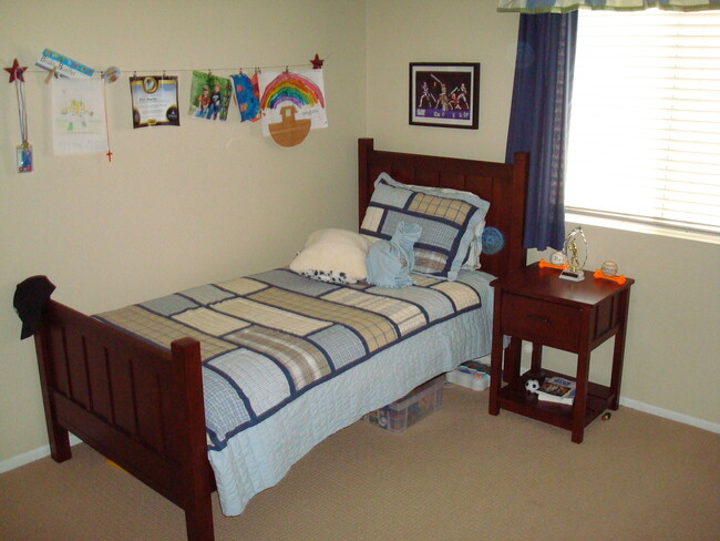 Building Photo - Large 3 bedroom home with loft and large b...