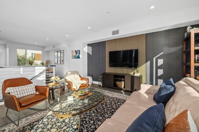 Building Photo - Beautiful upgraded 3 bedroom townhome with 2 car garage!
