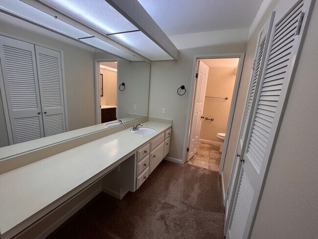 Building Photo - Large Mission Valley Condo