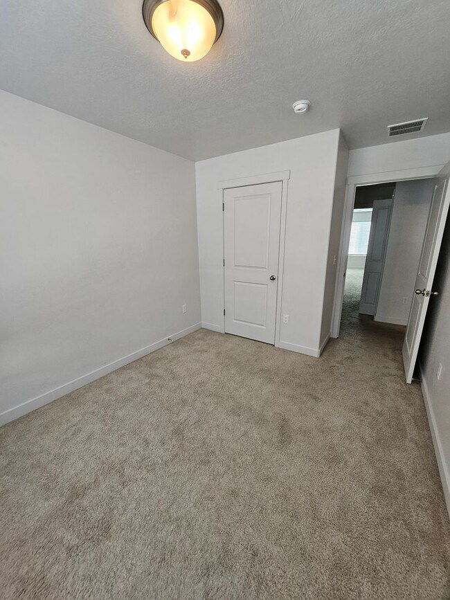 Building Photo - 4 Bedroom Town Home for Rent