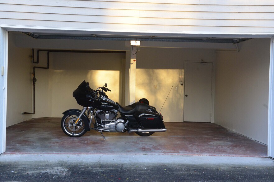2 Car Private Garage - 11430 99th Pl NE