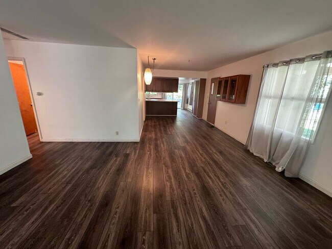 Building Photo - SPACIOUS HOME IN TRAVERSE CITY LOCATED NEAR NMC & EAST BAY