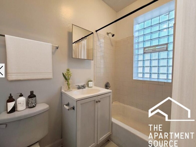 Building Photo - 628 W Barry Ave