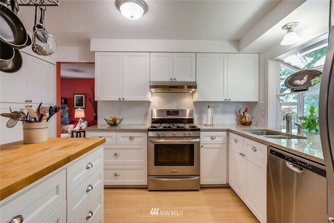 Building Photo - 3 bedroom 2.5 bathroom single family house...