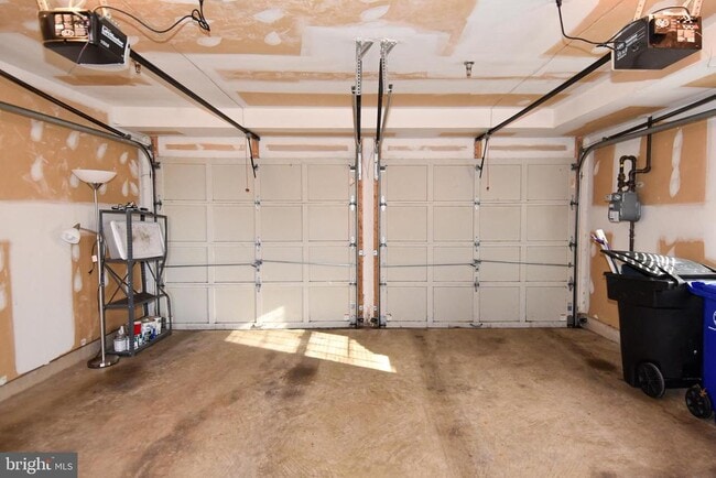 Building Photo - 2400 N Greenbrier Ct