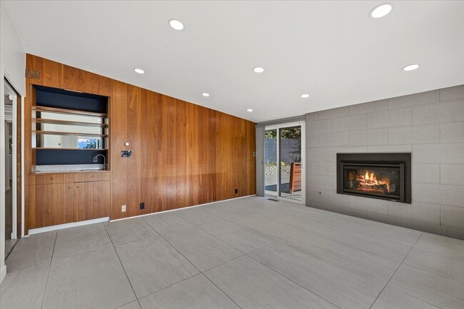 Building Photo - 9 Maple Ln