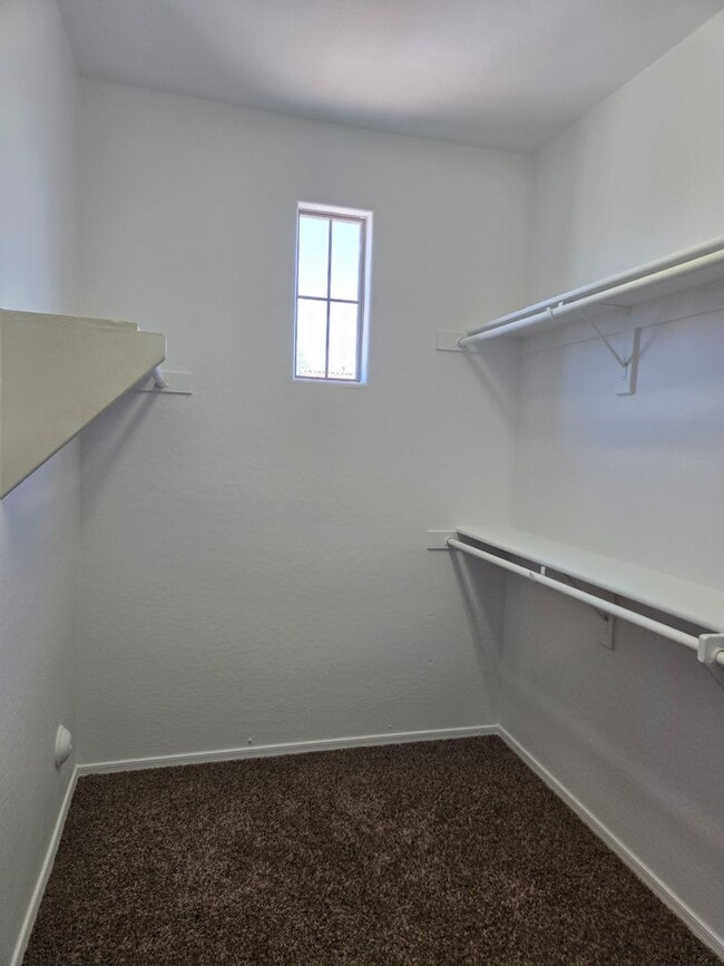 Building Photo - Spacious 4 bed, 3 full bath home in New Ri...