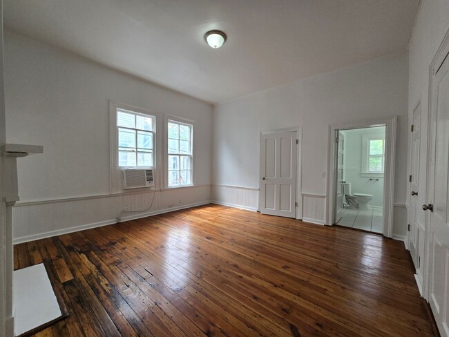 Building Photo - 403 W Hampton Ave