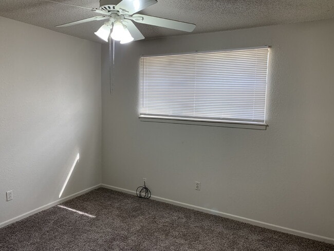 Building Photo - Beautiful Home in a Well Established Neigh...