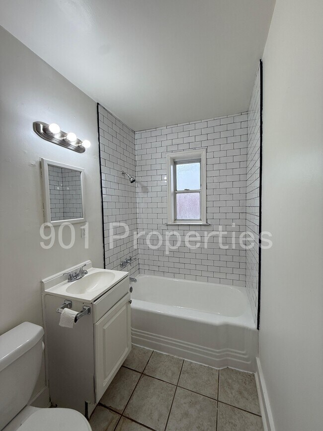 Building Photo - 981 Chatwood St