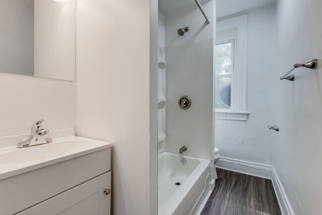 Building Photo - 112 Tecumseh St