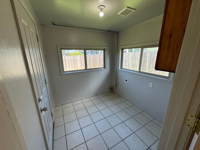 Building Photo - 1048/A/