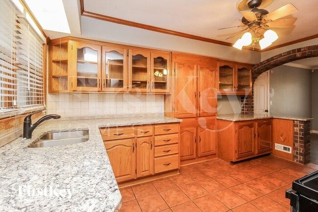 Building Photo - 705 NE Shady Ln Dr