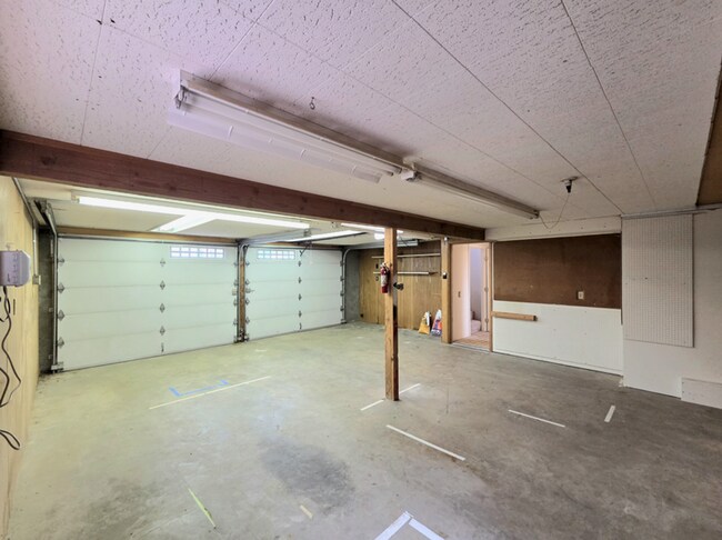 Building Photo - ** Oversized 4-Bedroom House w/ 2-Car Garage, & Fenced Backyard in a great Wenatchee Neighborhood!