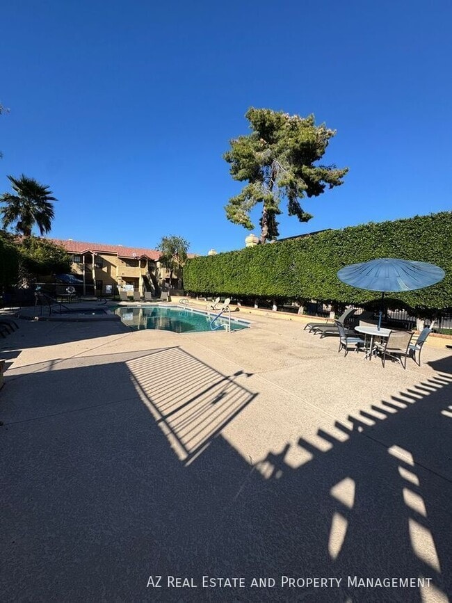 Building Photo - 1126 W Elliot Rd