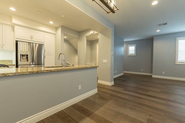 Building Photo - 2 Bedroom 2.5 Bath Townhome near Seabridge...