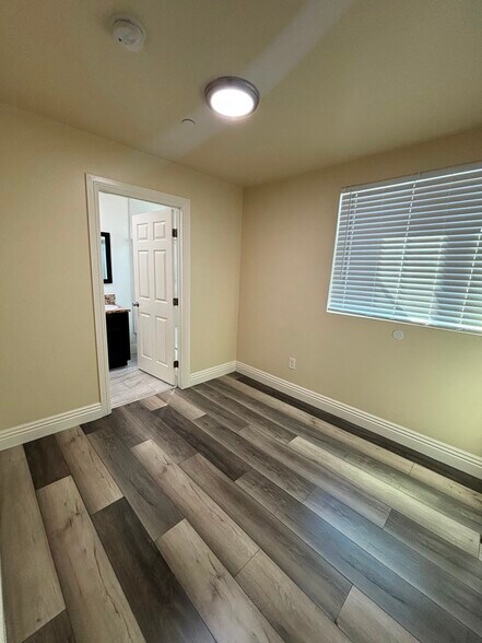 Building Photo - 1229 1/2 W Gage Ave