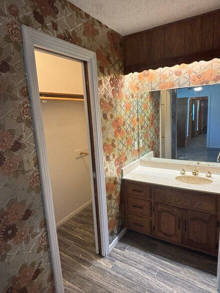 Building Photo - 1931 Post Oak Dr