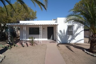 Building Photo - Charming 2 Bedroom 1 Bath Home! Close to the UofA!
