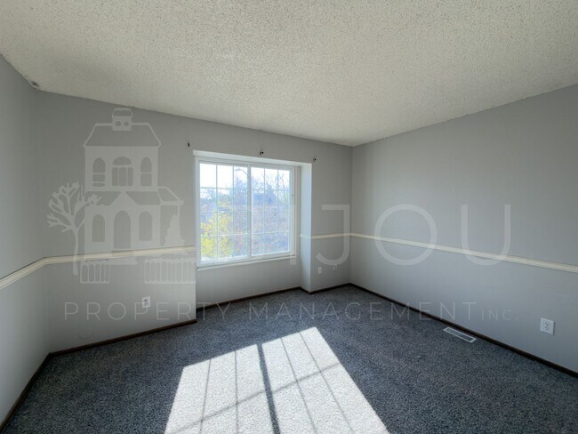 Building Photo - Spacious Split Level