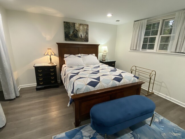 Bedroom with queen bed - 1267 Wynford Colony SW