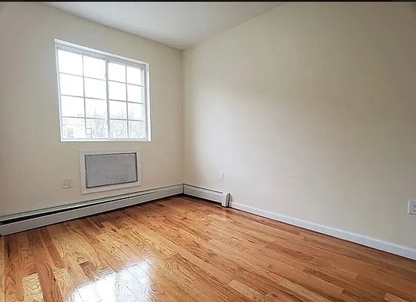Building Photo - 17 Covert St