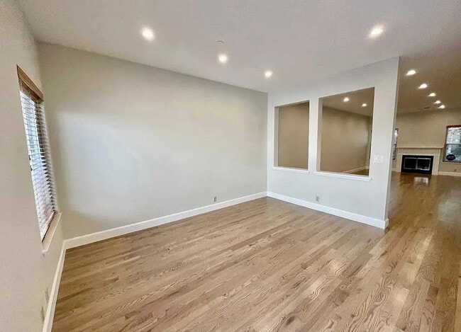 Building Photo - 959 La Mesa Terrace