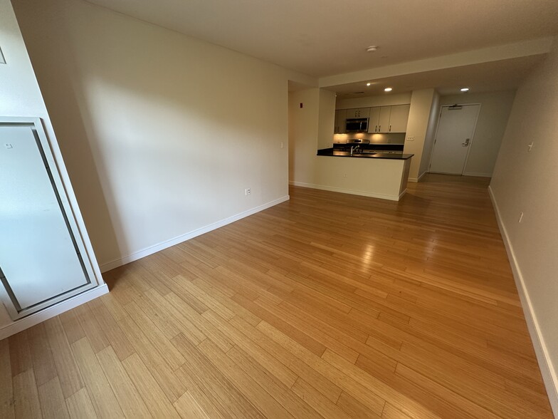 Building Photo - 591 Albany St