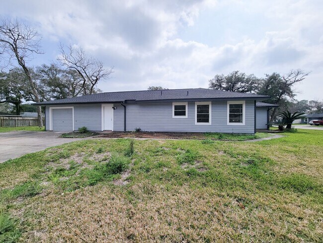 Building Photo - This beautifully remodeled 3-bedroom, 2-bathroom home in the heart of Lake Jackson, Texas, offers...