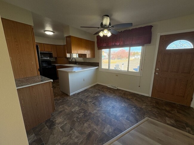 Building Photo - 3 bedroom 2 bathroom house