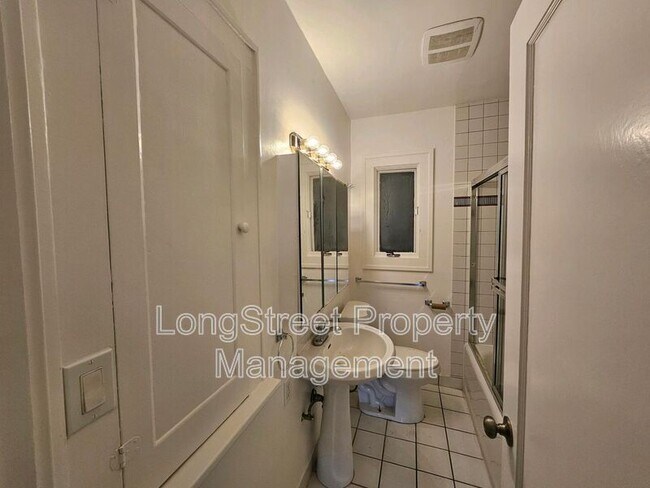 Building Photo - 801 SW Broadway Dr