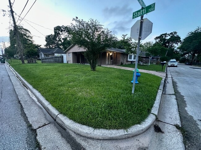 Building Photo - 320 S Avenue F