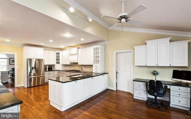 Building Photo - 10418 Willow Crest Ct